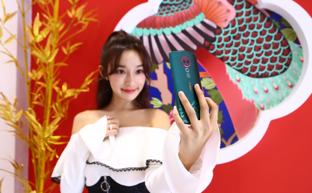 高清女明星李若宁露肩装性感写真图片图片