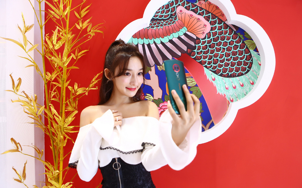 高清女明星李若宁露肩装性感写真图片图片