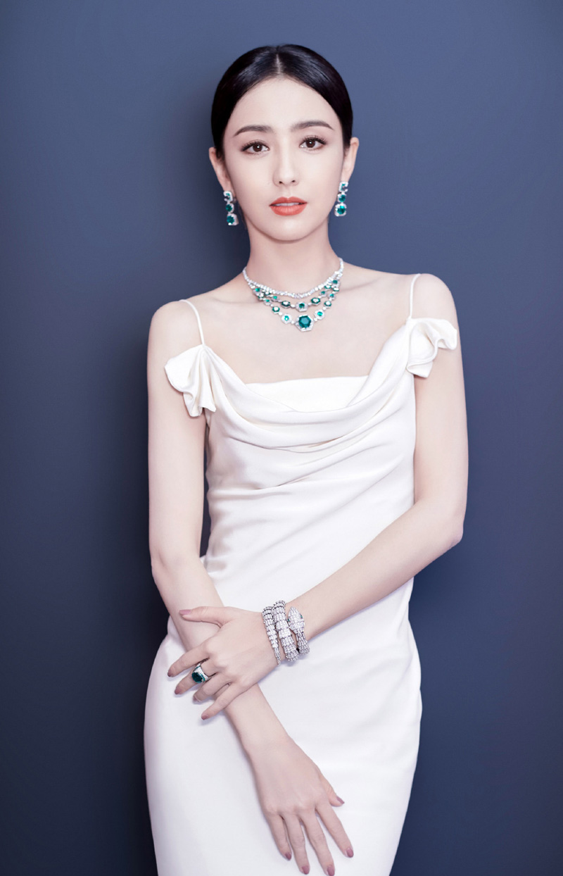 高清中国内地新疆伊犁影视女演员佟丽娅短发梨涡迷人性感写真图片