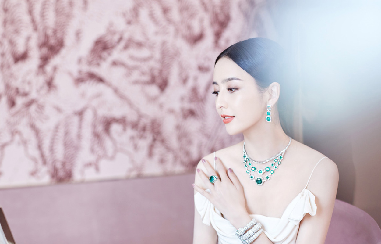 高清中国内地新疆伊犁影视女演员佟丽娅短发梨涡迷人性感写真图片