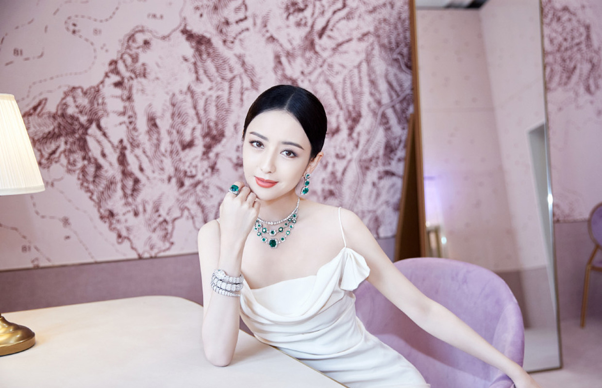 高清中国内地新疆伊犁影视女演员佟丽娅短发梨涡迷人性感写真图片