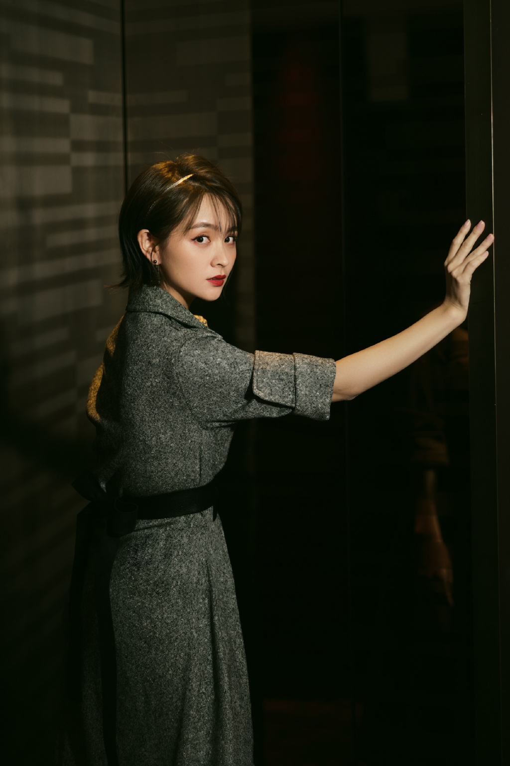 邓莎吊带白裙灵动俏皮写真图片  邓莎图片图片