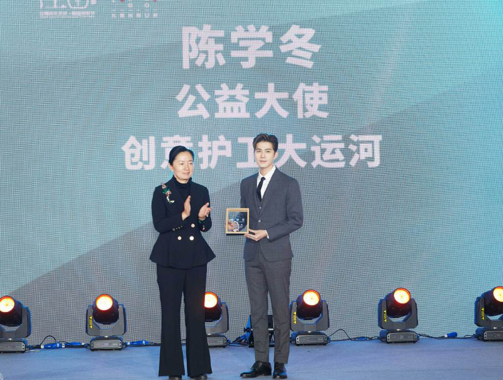 陈学冬灰色西装随性沉稳写真图片图片