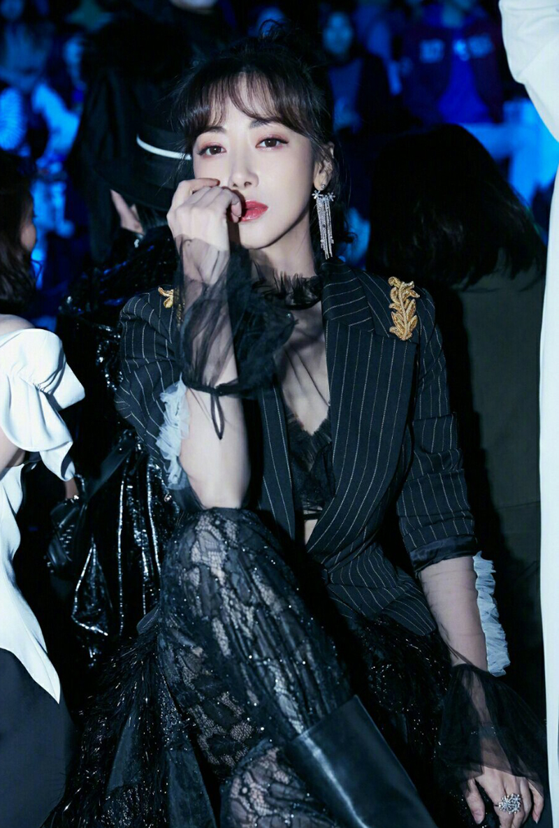 中国内地重庆人女演员古剑奇谭陈紫函写真陈紫函小露香肩迷人锁骨美女图片