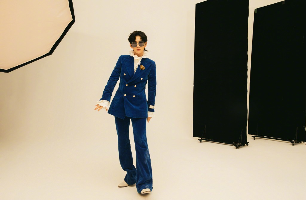 高清大陆男明星周震南复古宫廷风写真图片图片