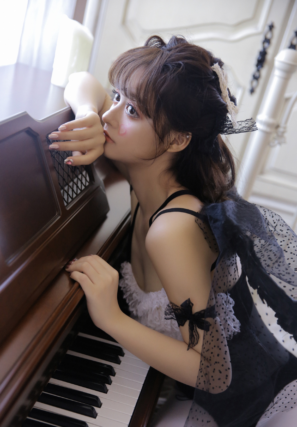 吊带美女节日艺术照性感写真图片