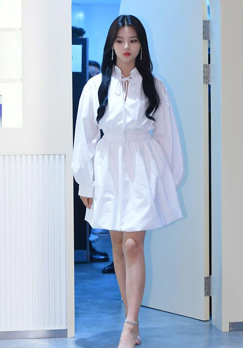 高清江苏女星杨超越绿发高马尾元气造型图片。图片