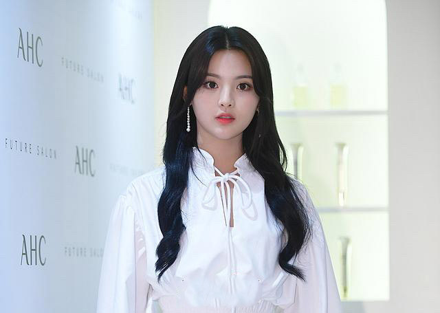 高清江苏女星杨超越绿发高马尾元气造型图片。图片