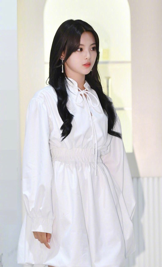 高清江苏女星杨超越清新少女风机场街拍图片图片