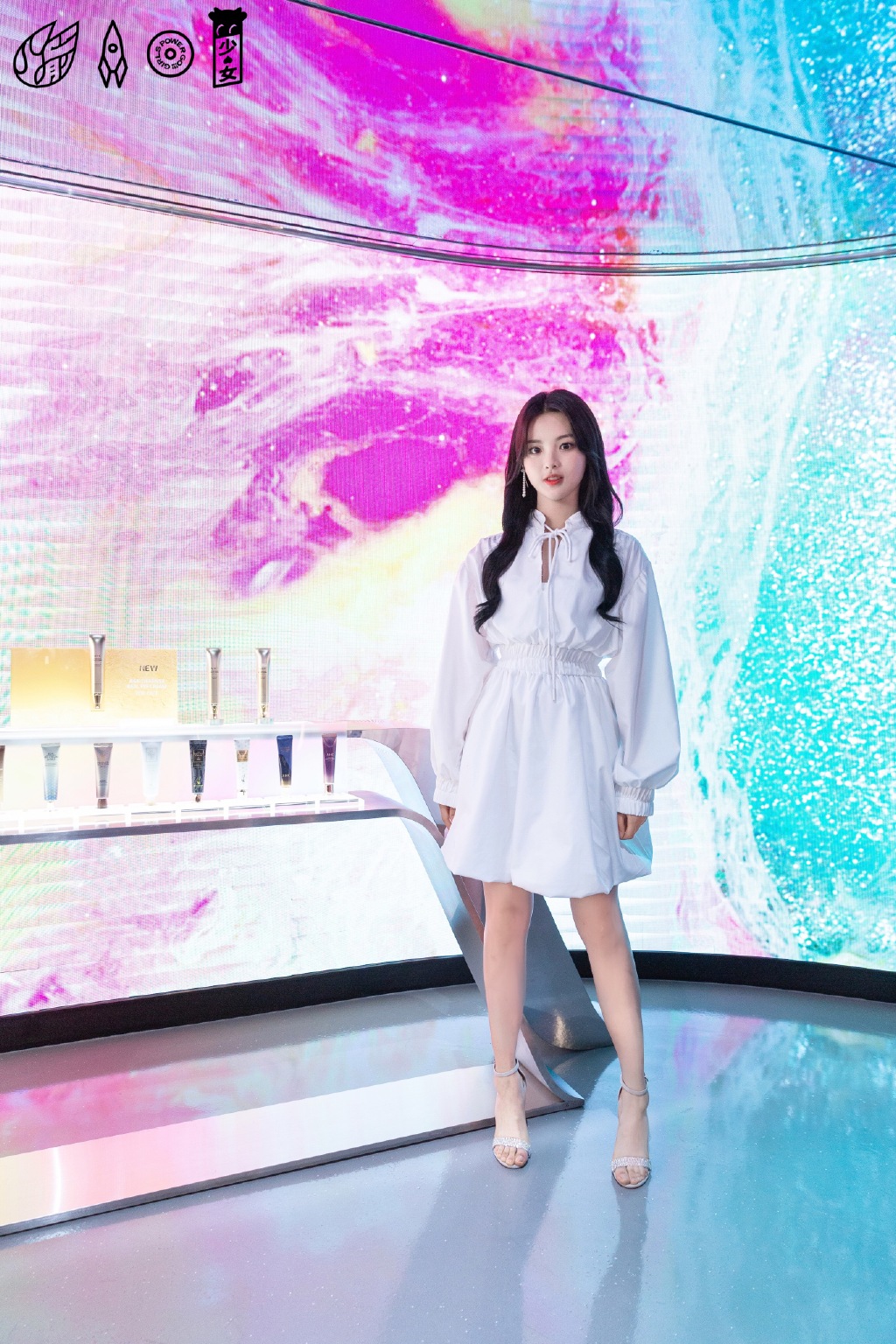 高清江苏女星杨超越绿发高马尾元气造型图片。图片