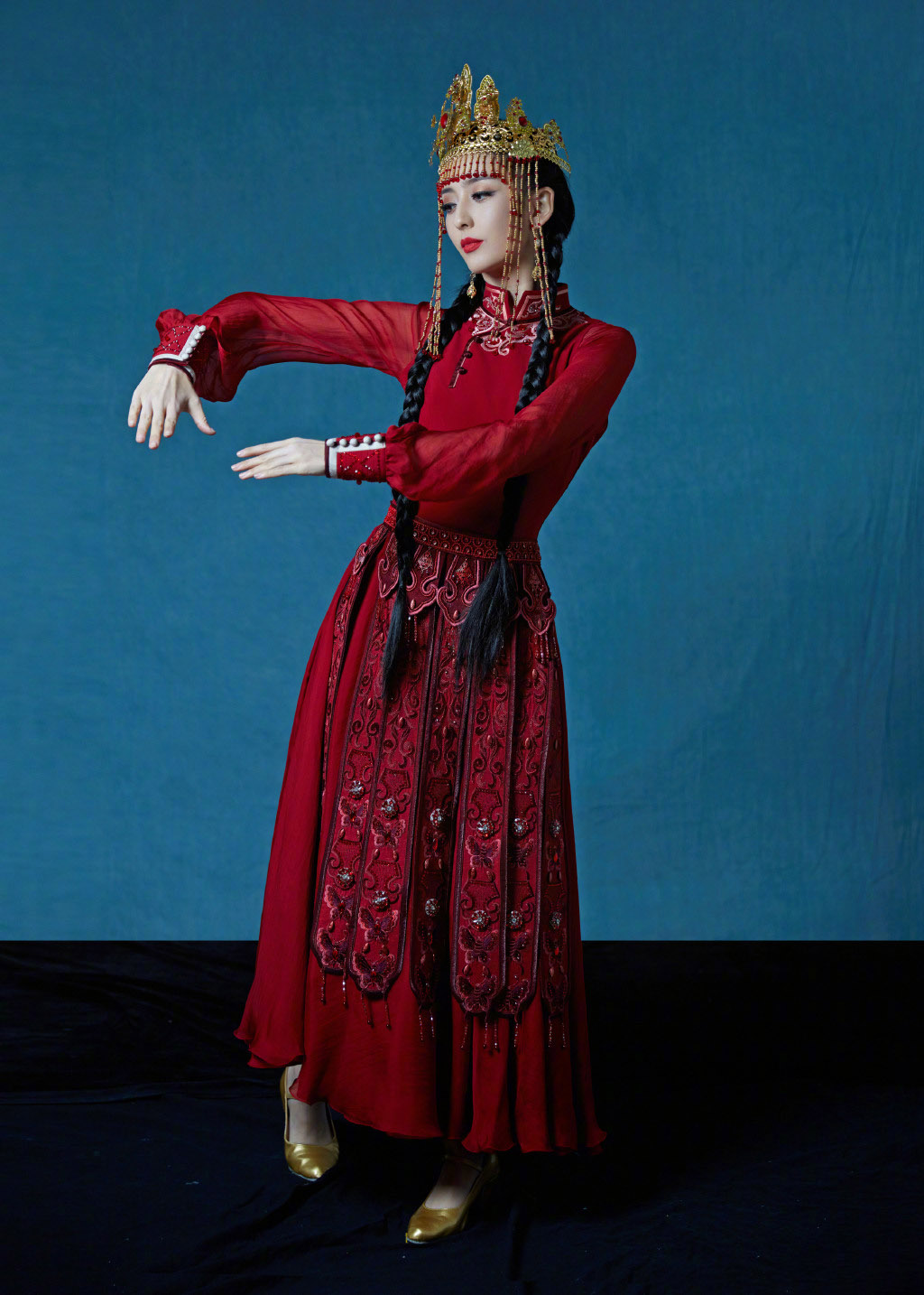 高清中国内地新疆伊犁影视女演员佟丽娅短发梨涡迷人性感写真图片
