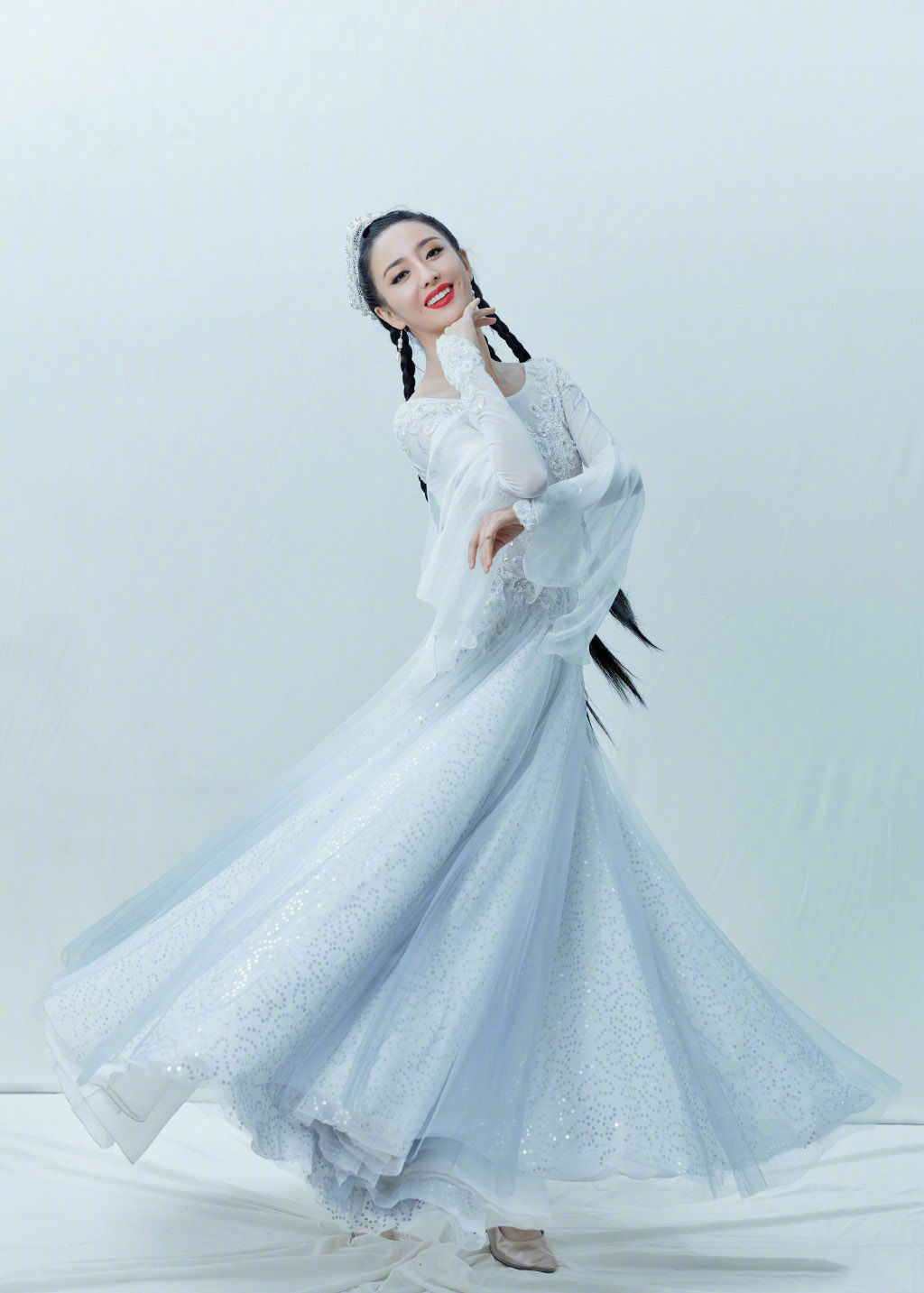 高清中国内地新疆伊犁影视女演员佟丽娅短发梨涡迷人性感写真图片