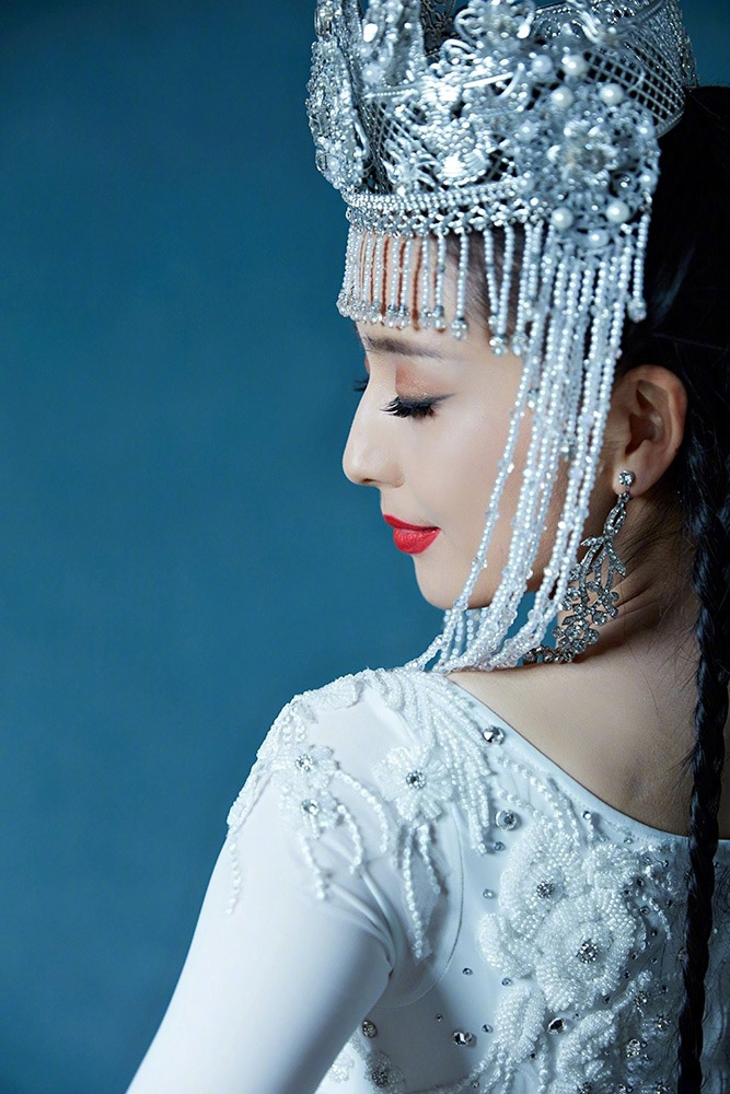 高清中国内地新疆伊犁影视女演员佟丽娅民族风造型写真图片图片
