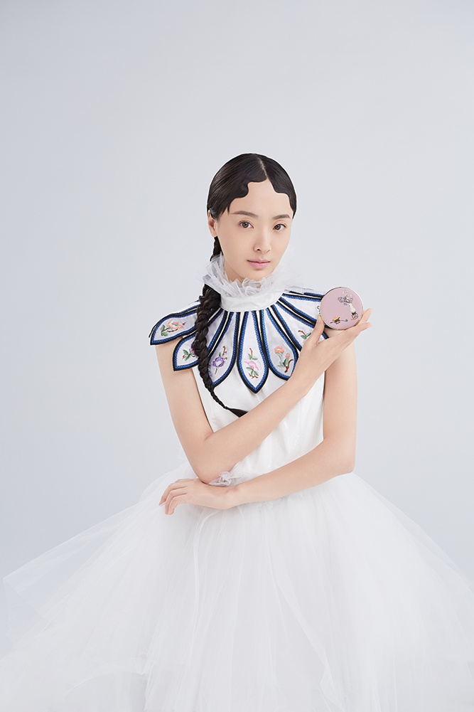中国内地四川成都女演员孙铱丸子头娇俏可爱杂志写真图片图片