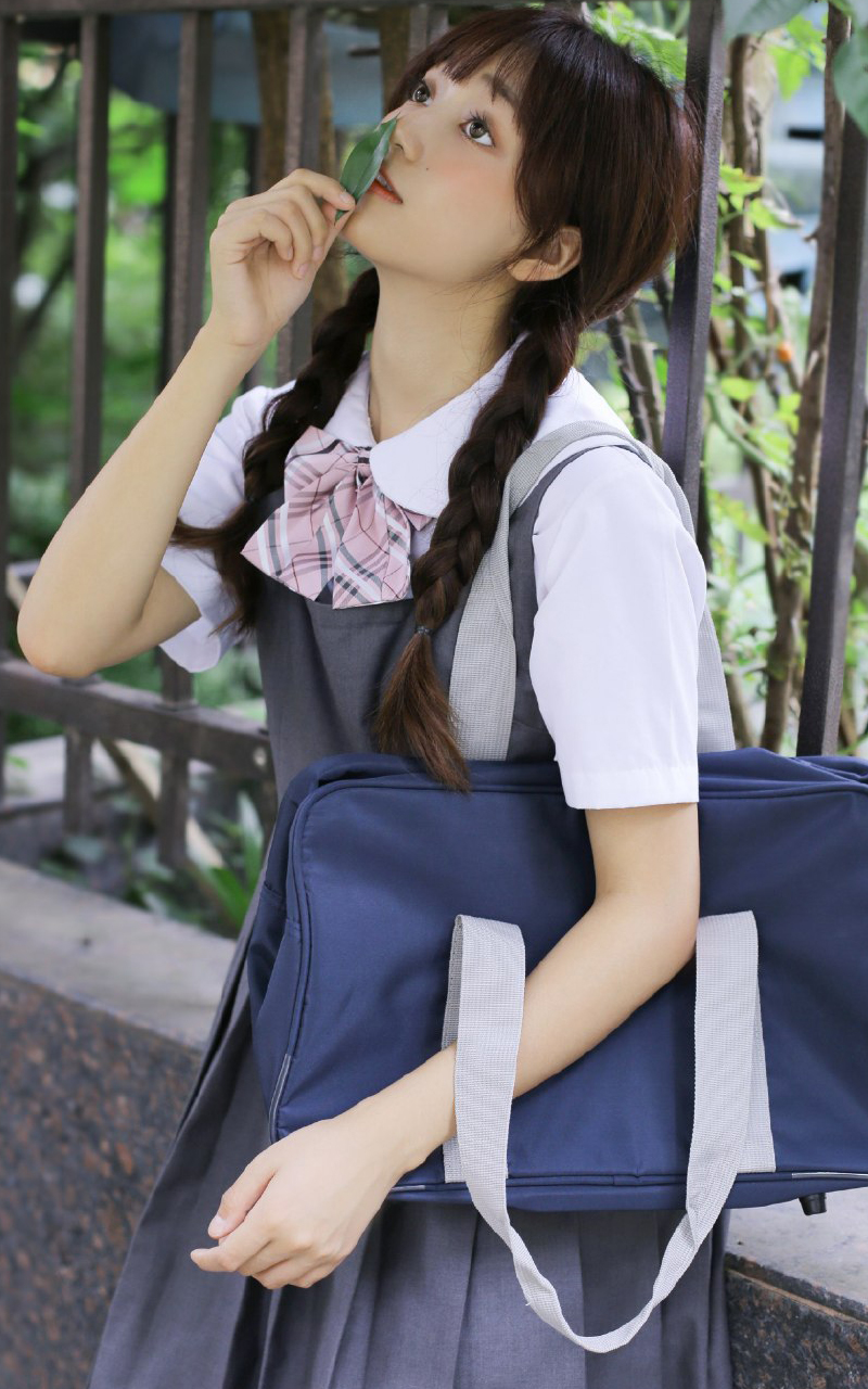 超像林志玲的美丽校花 甜美校服装写真图片