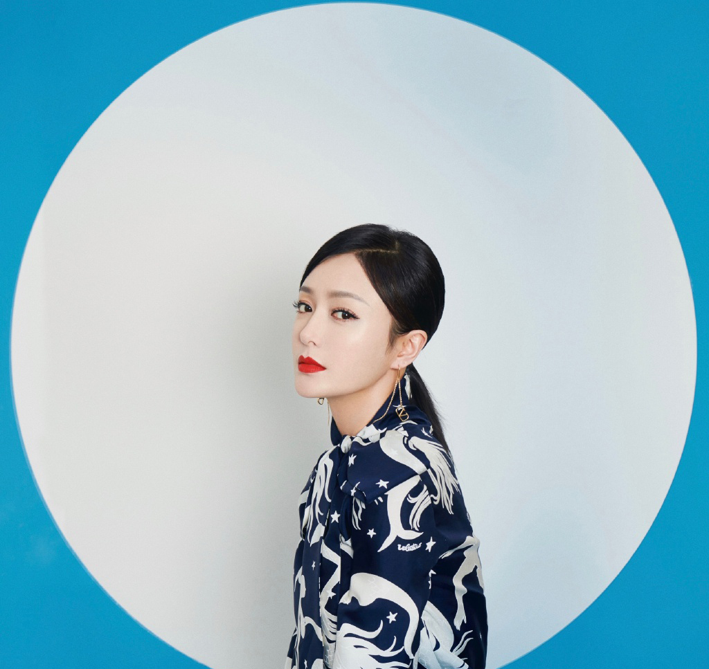 高清中国内地辽宁省沈阳女演员秦岚优雅自信性感写真图片
