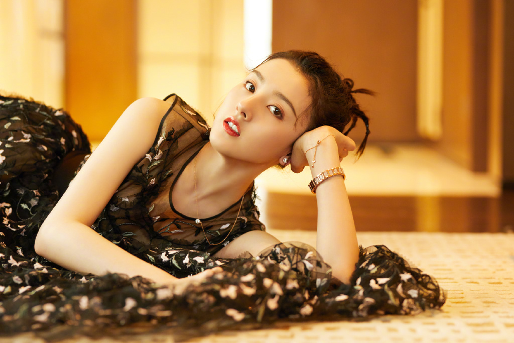 中国北京当代95后女演员小哪吒宋祖儿时尚清新写真桌面壁纸图片
