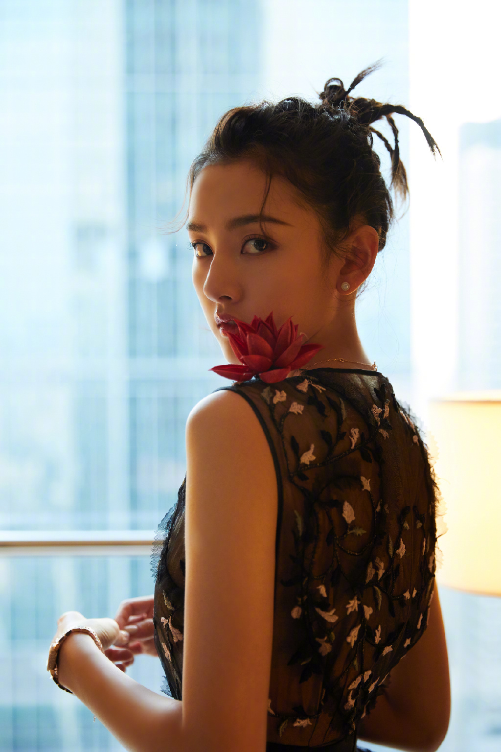 中国北京当代95后女演员小哪吒宋祖儿时尚清新写真桌面壁纸图片