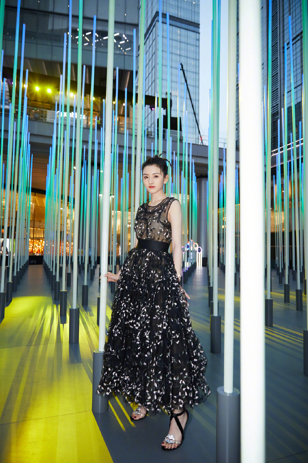 中国北京当代95后女演员小哪吒宋祖儿时尚清新写真桌面壁纸图片
