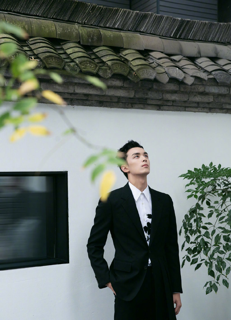 中国内地男演员吴磊黑色西装超帅写真图片图片