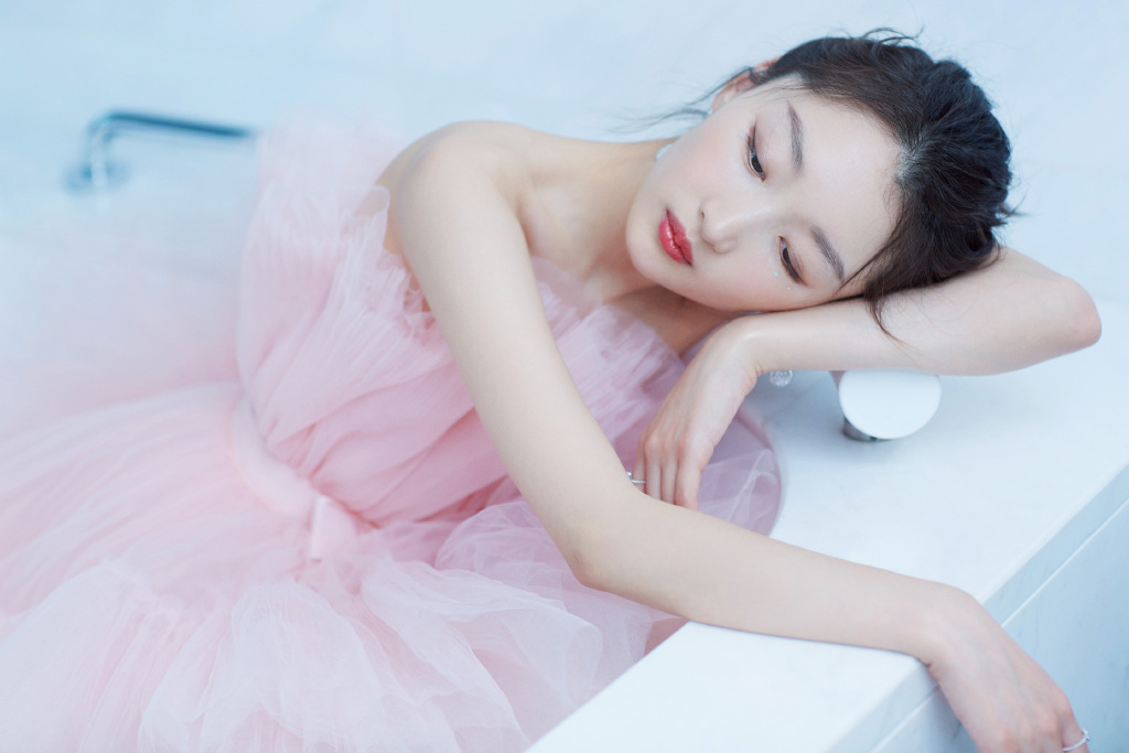 中国内地影视河北省石家庄女演员周冬雨粉裙甜美高清桌面壁纸图片