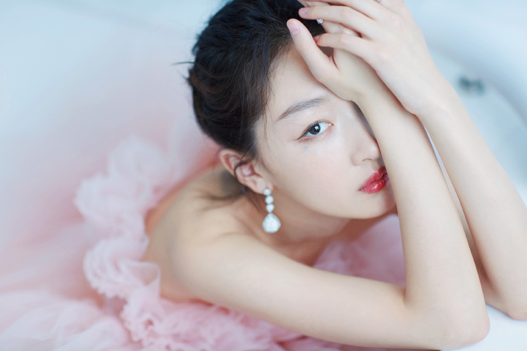 中国内地影视河北省石家庄女演员周冬雨粉裙甜美高清桌面壁纸图片