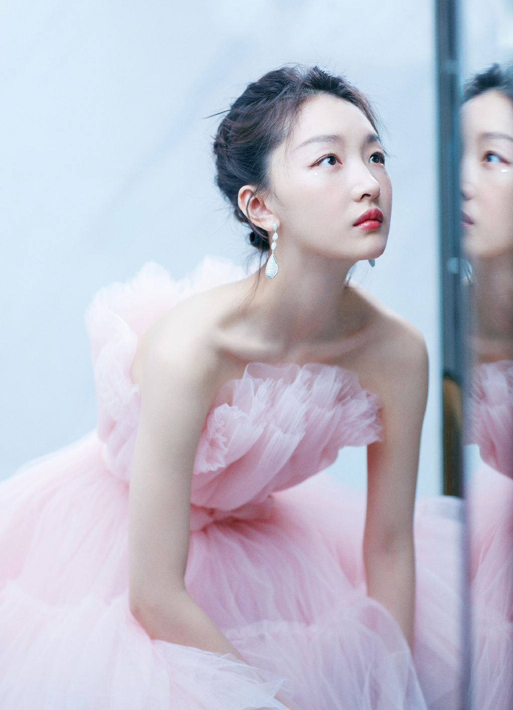 中国内地影视河北省石家庄女演员周冬雨粉裙甜美高清桌面壁纸图片