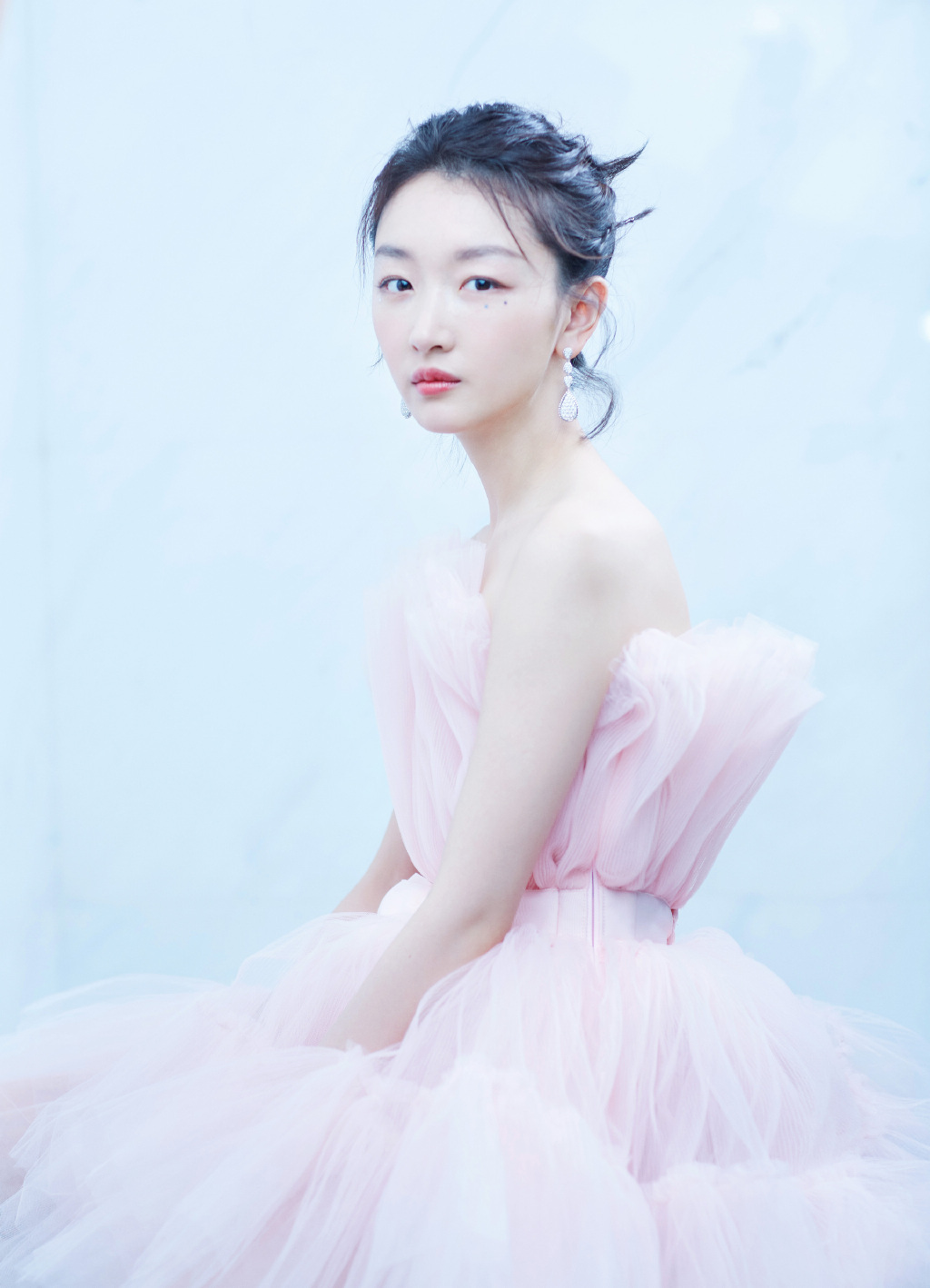 中国内地影视河北省石家庄女演员周冬雨粉裙甜美高清桌面壁纸图片
