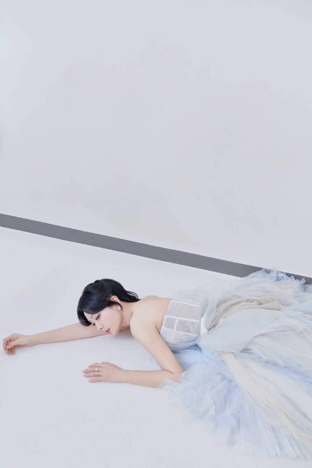 高清中国内地辽宁省沈阳女演员秦岚钻石蓝睫毛魅力性感写真图片