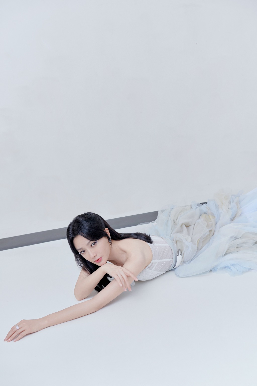 高清中国内地辽宁省沈阳女演员秦岚优雅自信性感写真图片