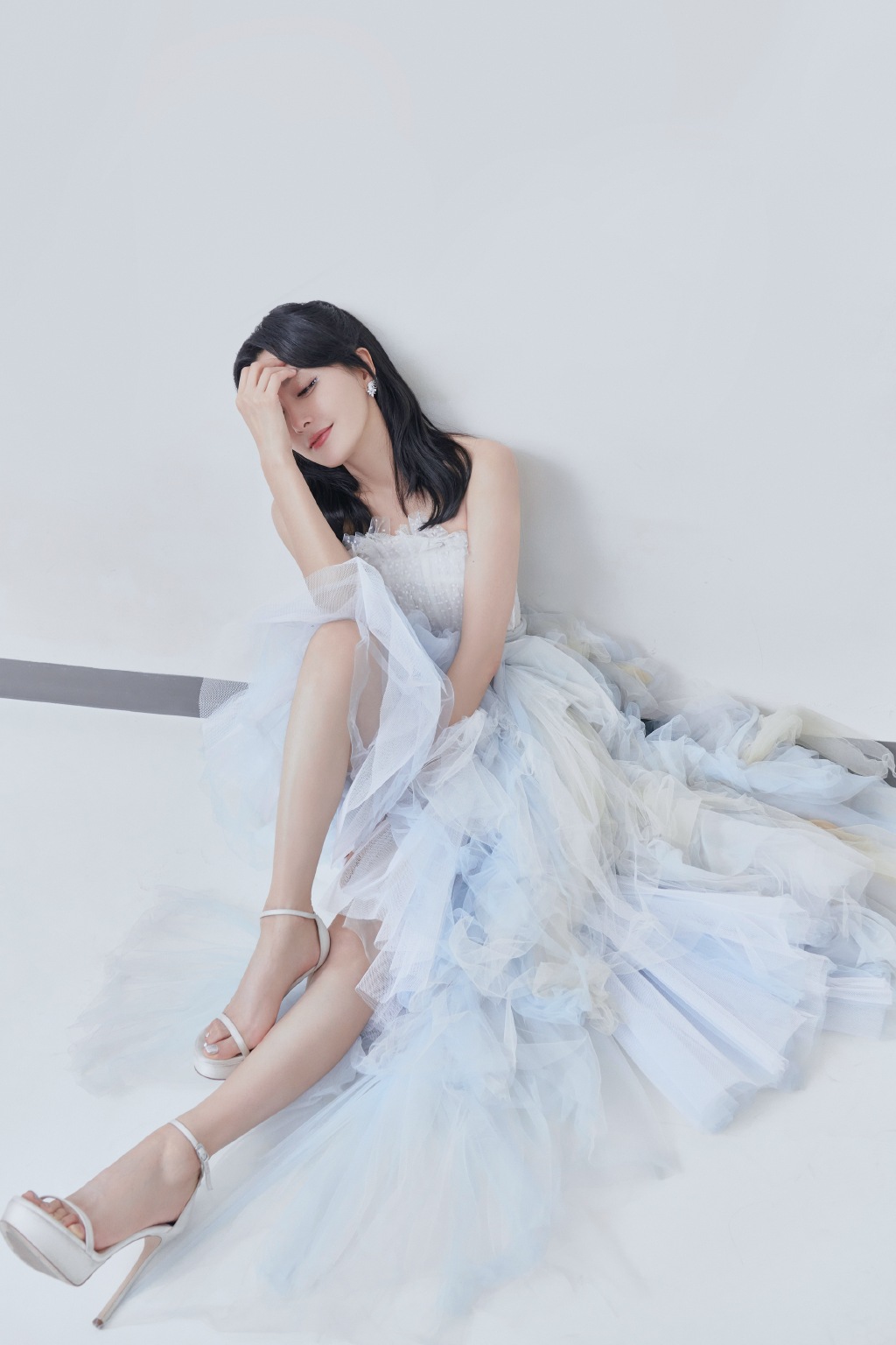 高清中国内地辽宁省沈阳女演员秦岚钻石蓝睫毛魅力性感写真图片
