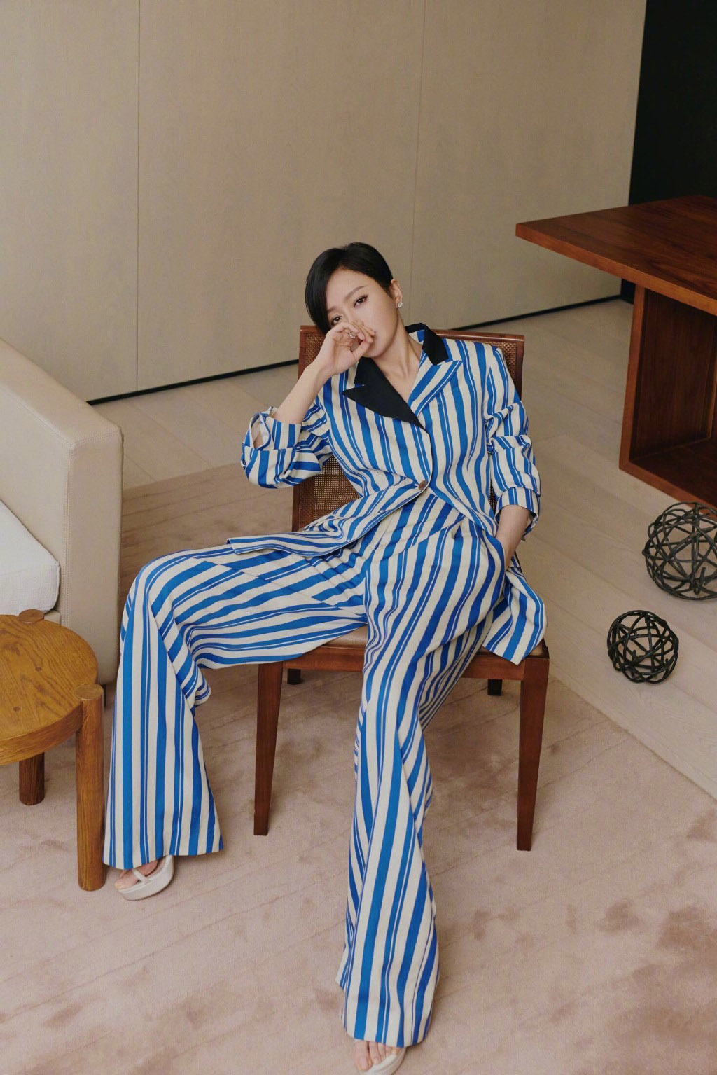 高清中国内地辽宁省沈阳女演员秦岚优雅自信性感写真图片