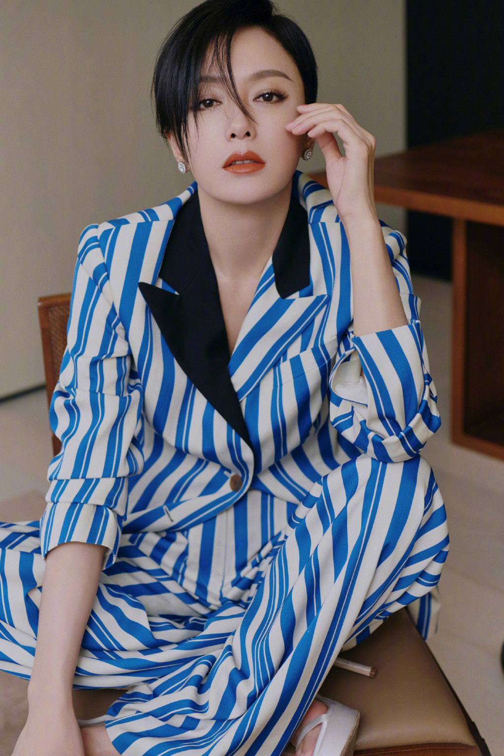 高清中国内地辽宁省沈阳女演员秦岚钻石蓝睫毛魅力性感写真图片