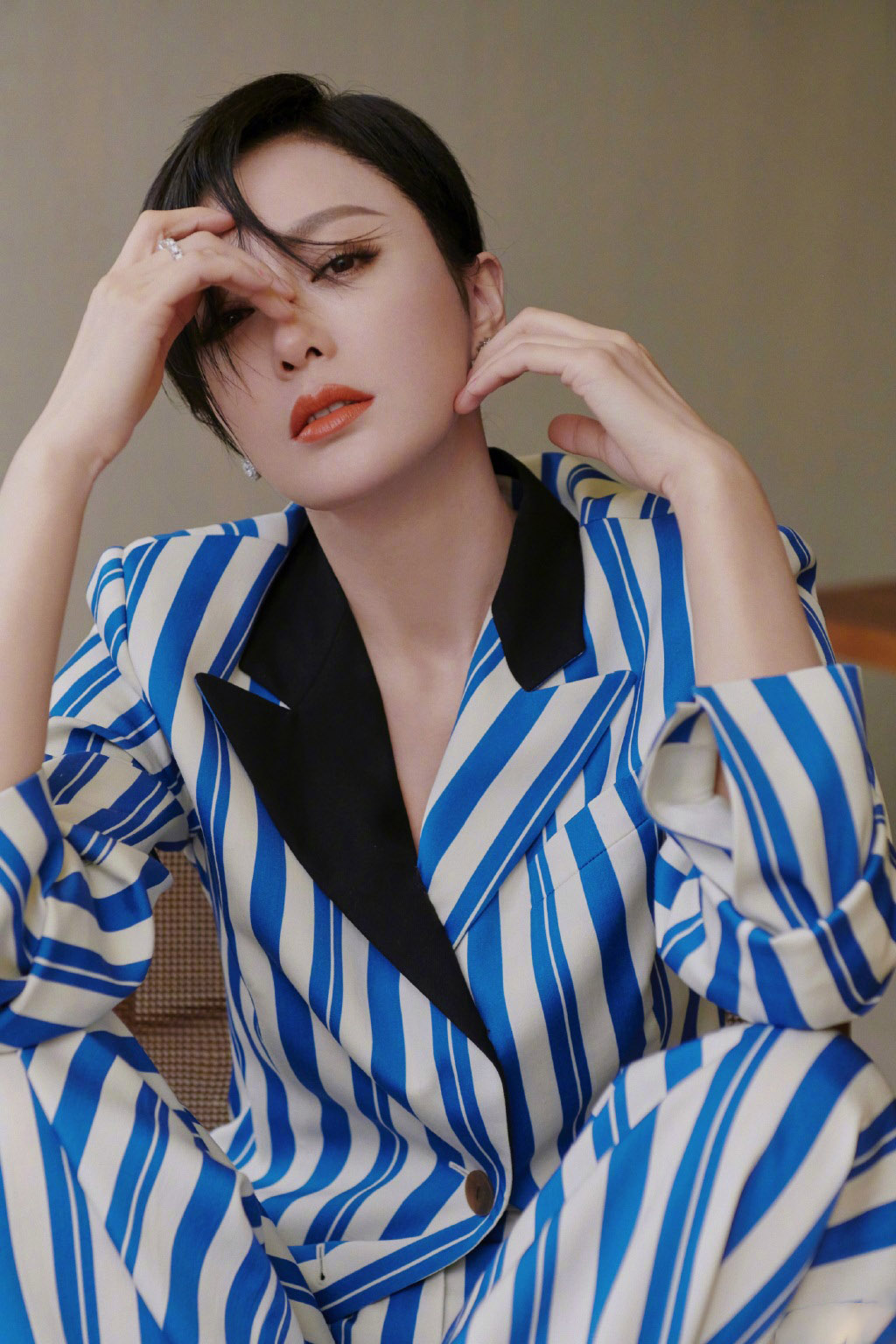 高清中国内地辽宁省沈阳女演员秦岚优雅自信性感写真图片