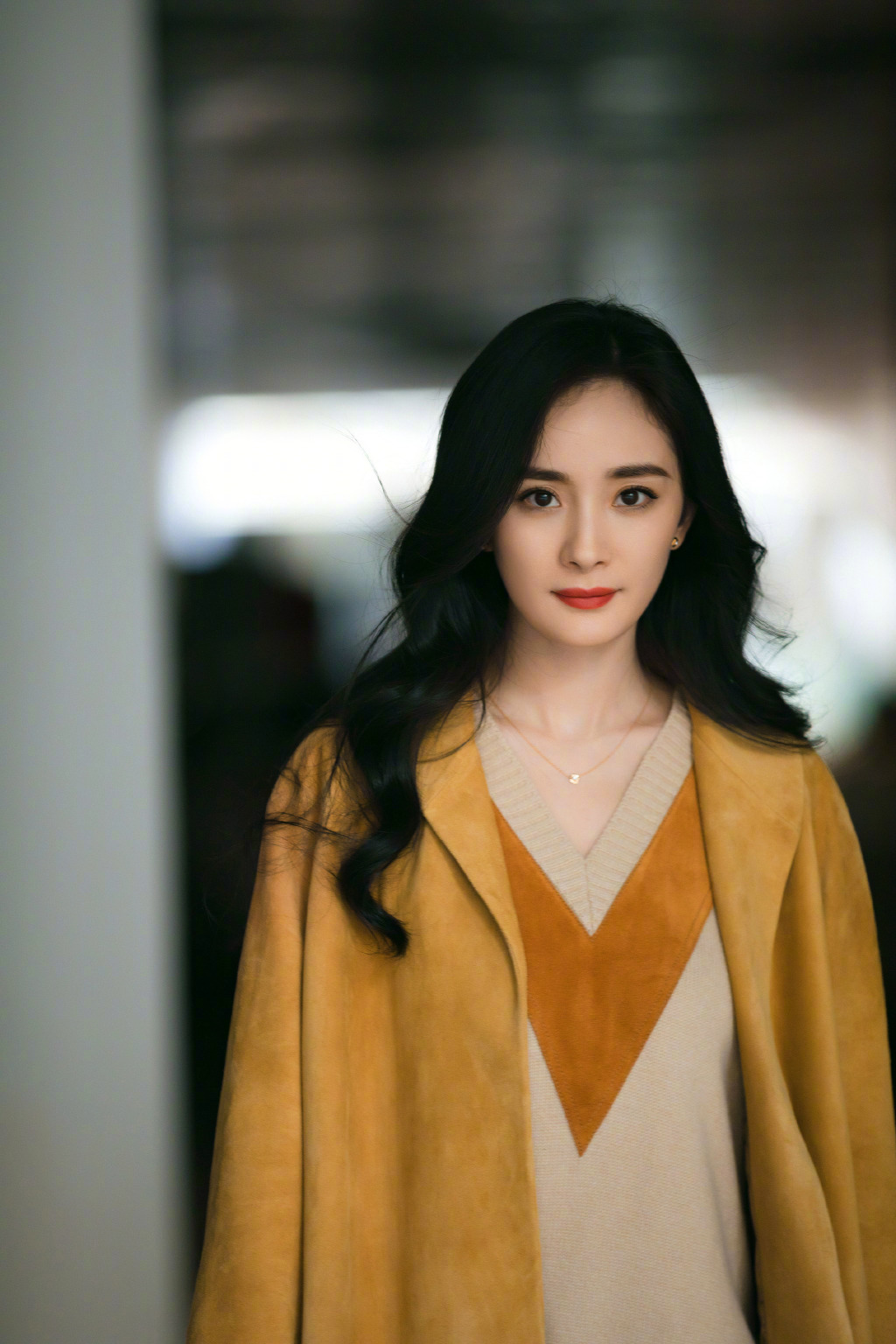 中国内地北京影视女演员杨幂抹胸裙性感高清桌面壁纸图片