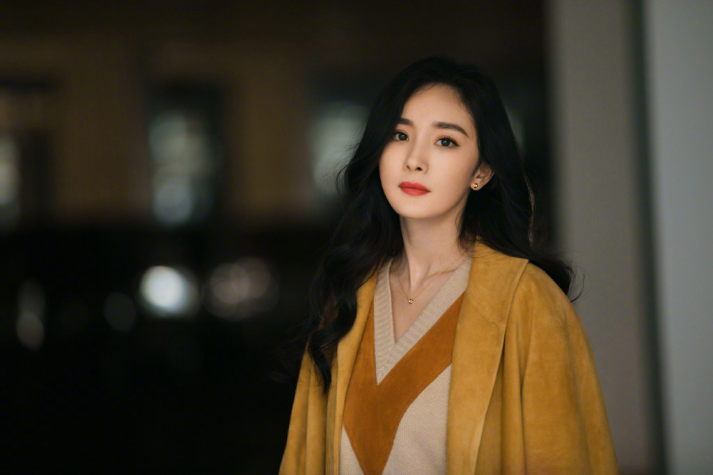 中国内地北京影视女演员杨幂抹胸裙性感高清桌面壁纸图片