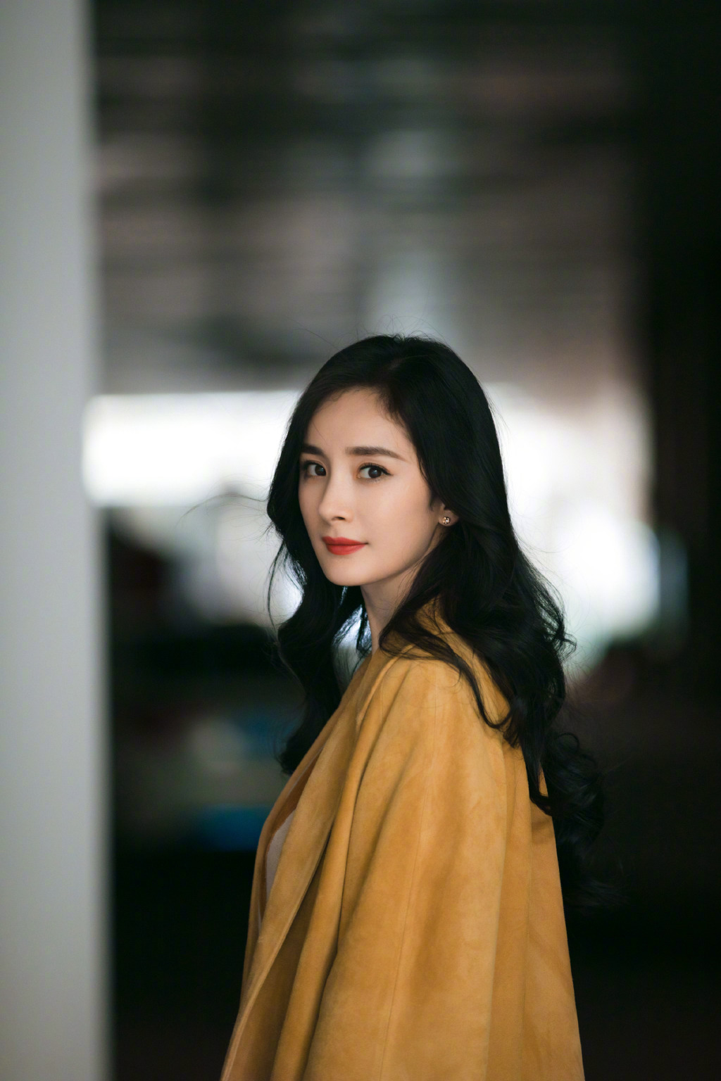 中国内地北京影视女演员杨幂抹胸裙性感高清桌面壁纸图片