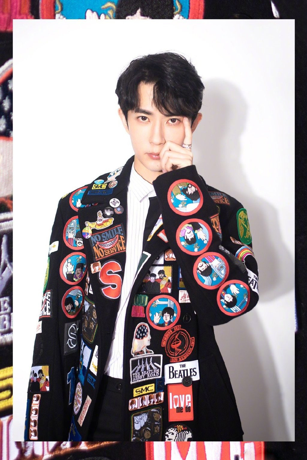 高清新疆乌鲁木齐男明星于朦胧披头士徽章大衣写真图片图片