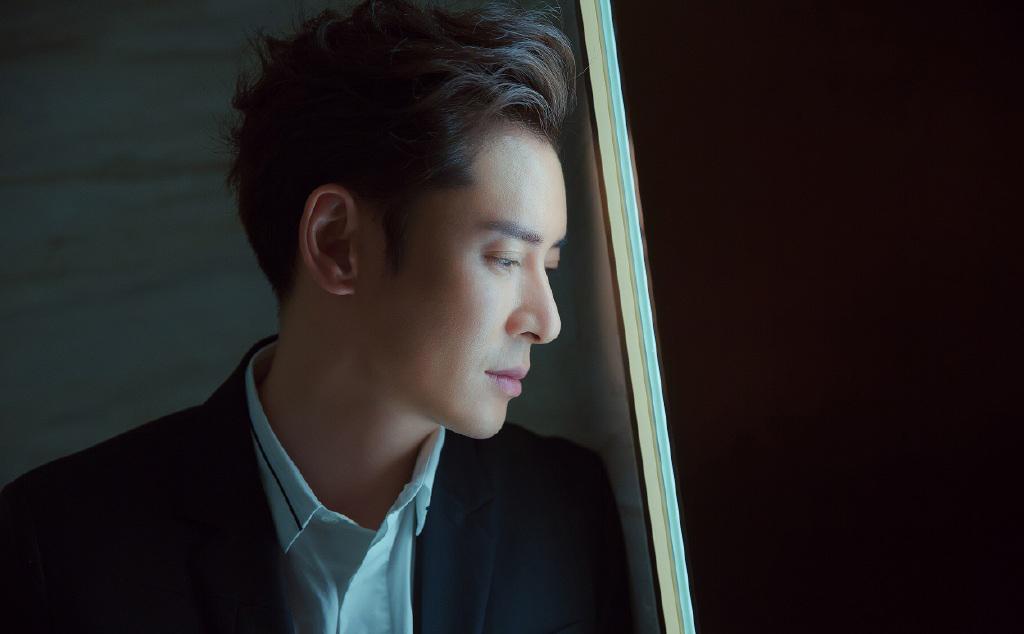 浙江省杭州男明显韩栋黑色西装型男风帅气写真图片