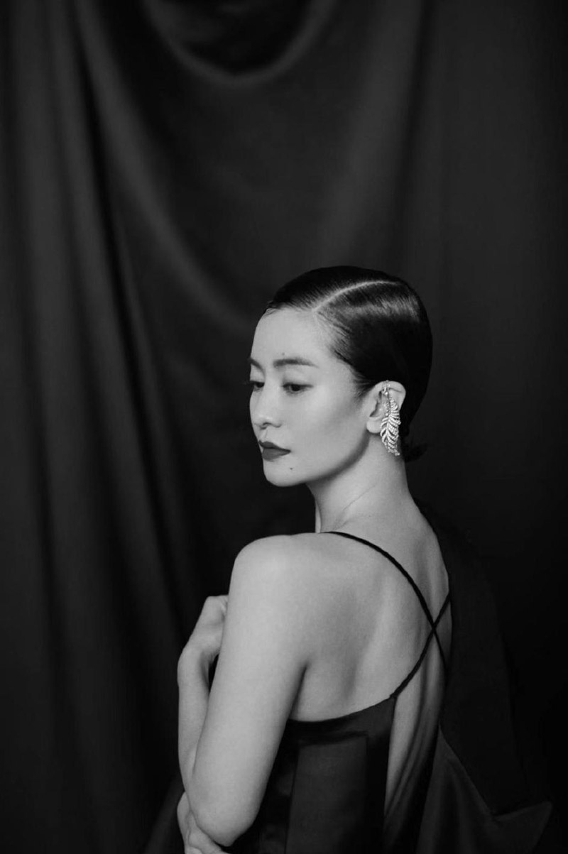 中国内地湖南省邵阳女演员李晟夏日绚丽大片花朵写真明艳动人图片
