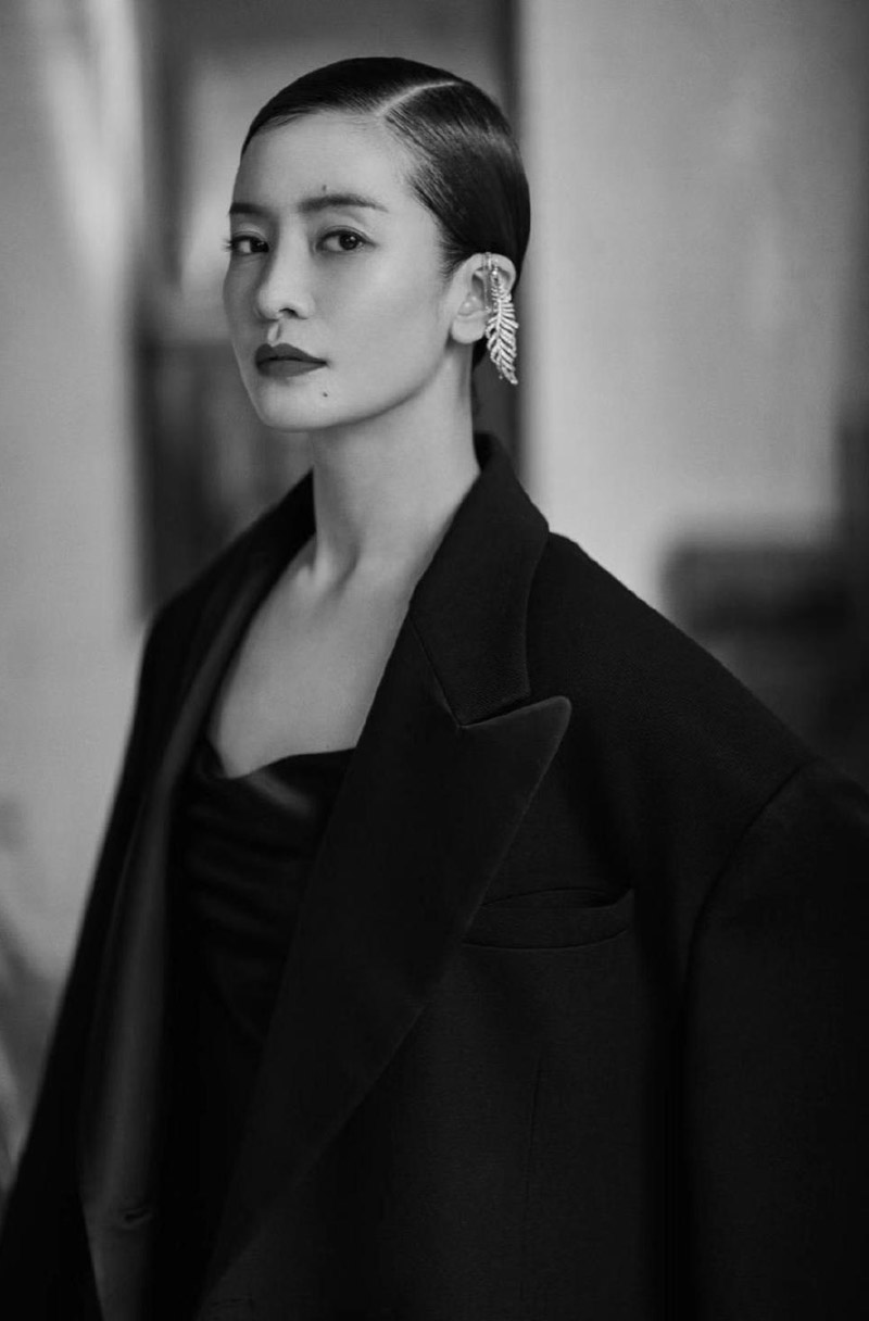中国内地湖南省邵阳女演员李晟夏日绚丽大片花朵写真明艳动人图片