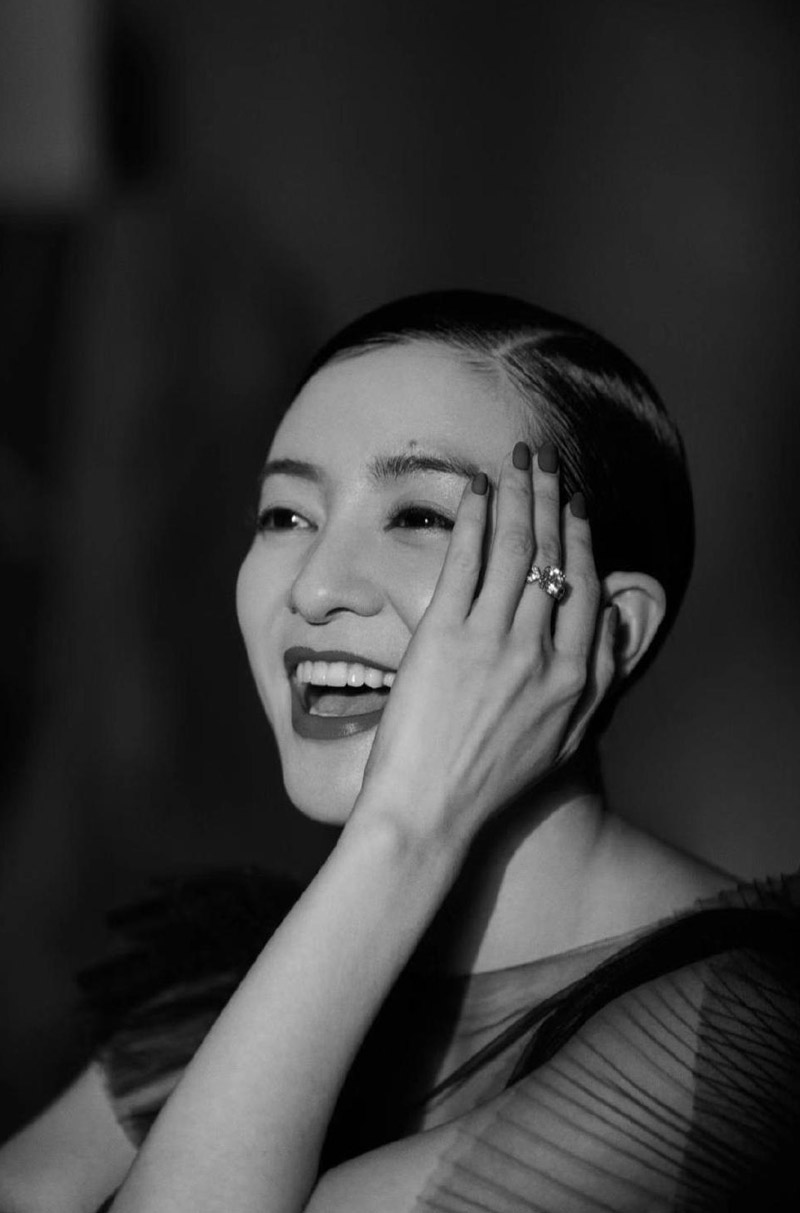 中国内地湖南省邵阳女演员李晟夏日绚丽大片花朵写真明艳动人图片