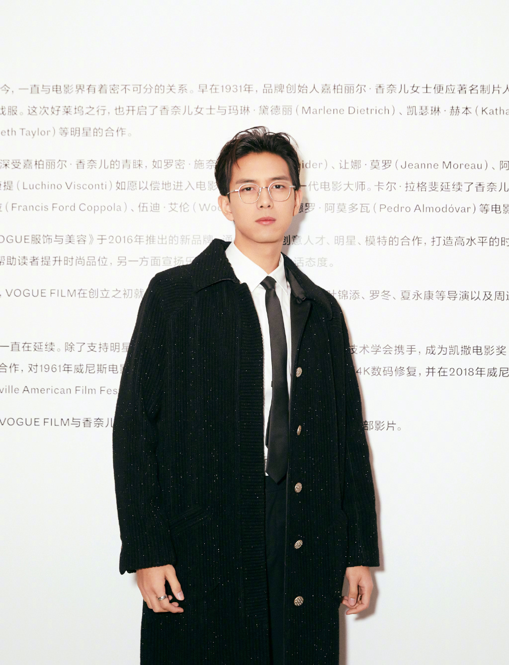 中国内地湖北荆州男演员李现泳池湿身酷帅写真图片图片