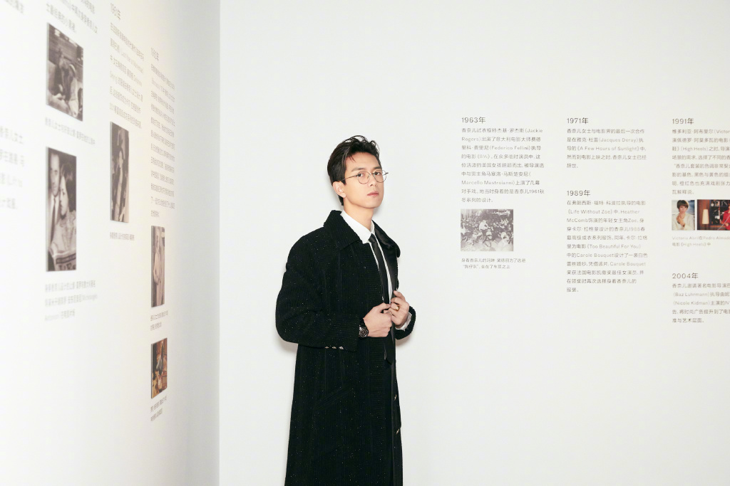 中国内地湖北荆州男演员李现泳池湿身酷帅写真图片图片