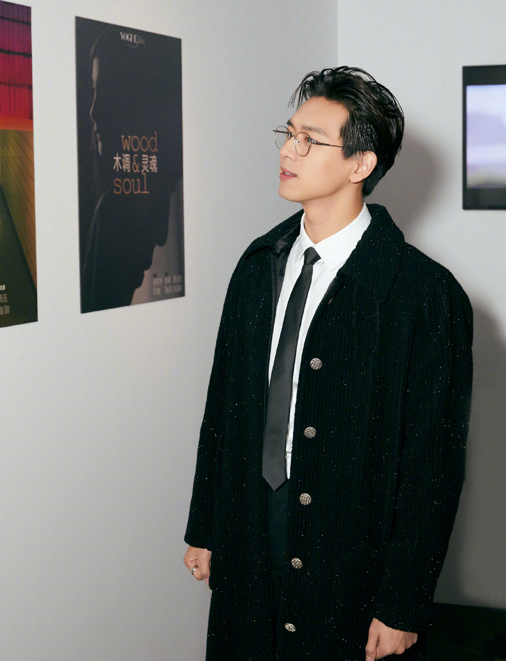 中国内地湖北荆州男演员李现泳池湿身酷帅写真图片图片