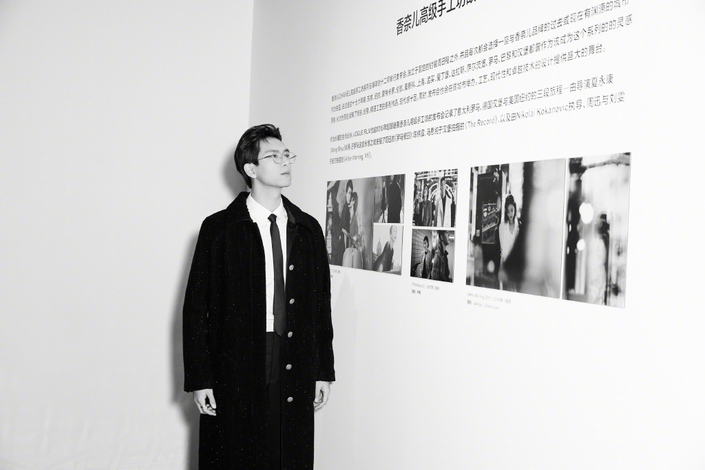 中国内地湖北荆州男演员李现泳池湿身酷帅写真图片图片