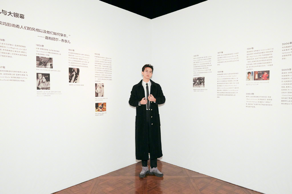 中国内地湖北荆州男演员李现泳池湿身酷帅写真图片图片