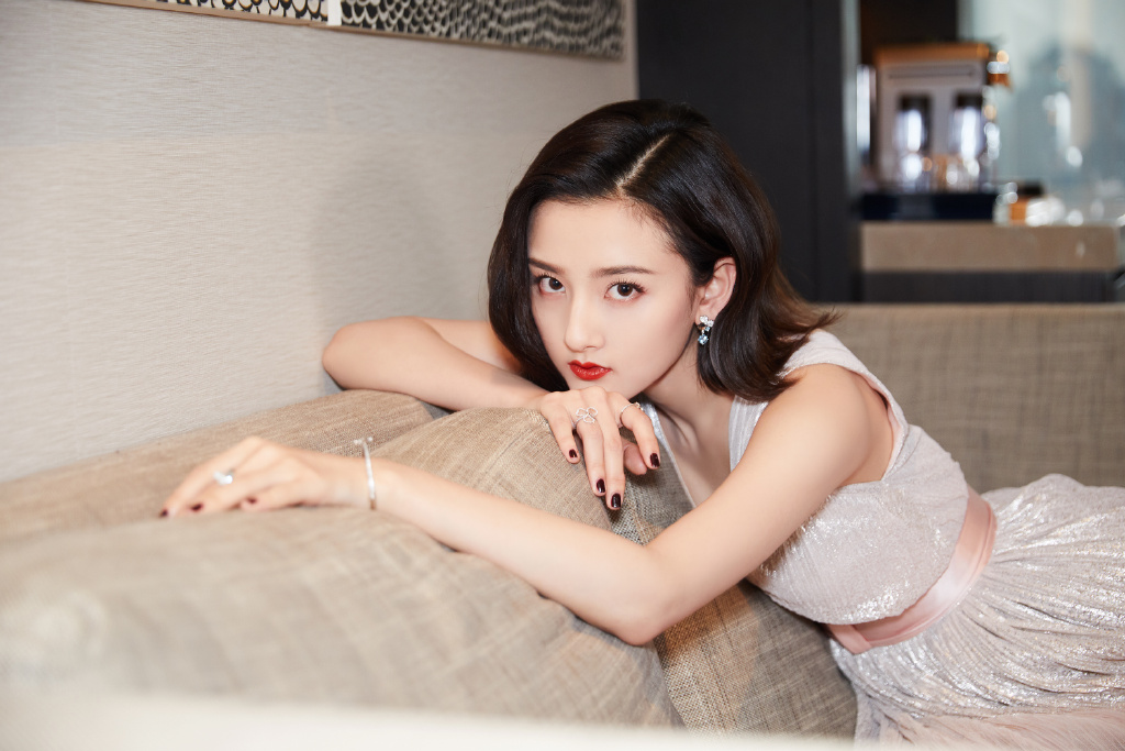 中国北京当代95后女演员小哪吒宋祖儿时尚清新写真桌面壁纸图片