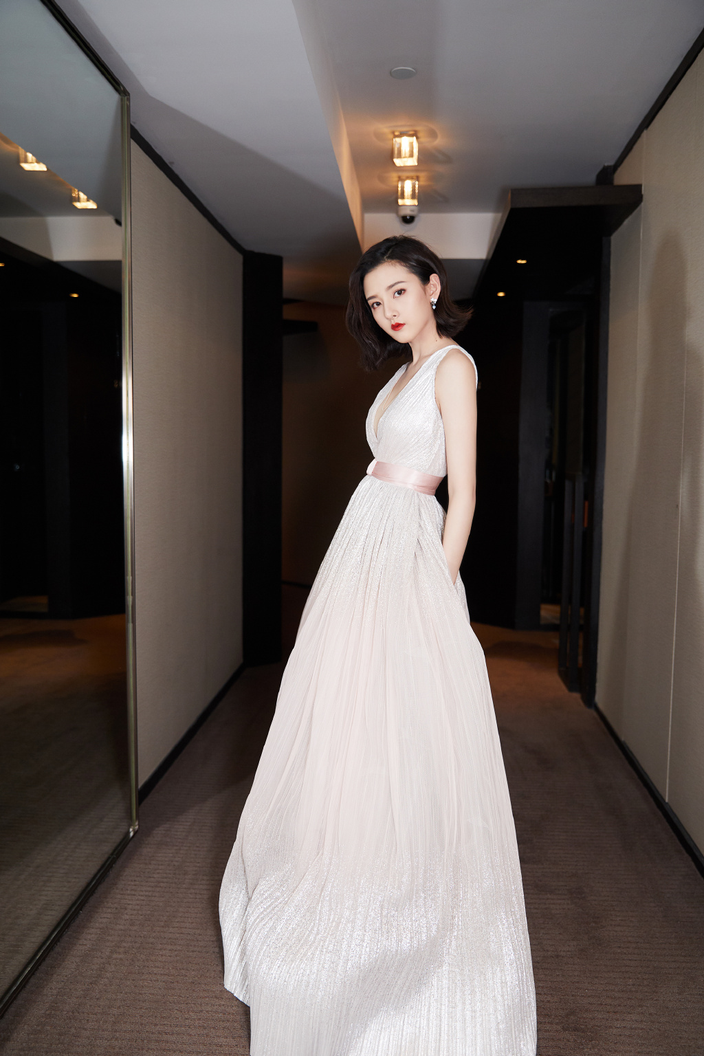 中国北京当代95后女演员小哪吒宋祖儿时尚清新写真桌面壁纸图片