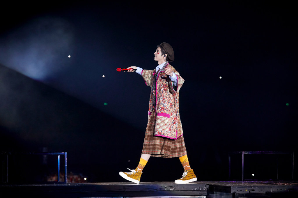 华晨宇迷幻光影写真图片图片